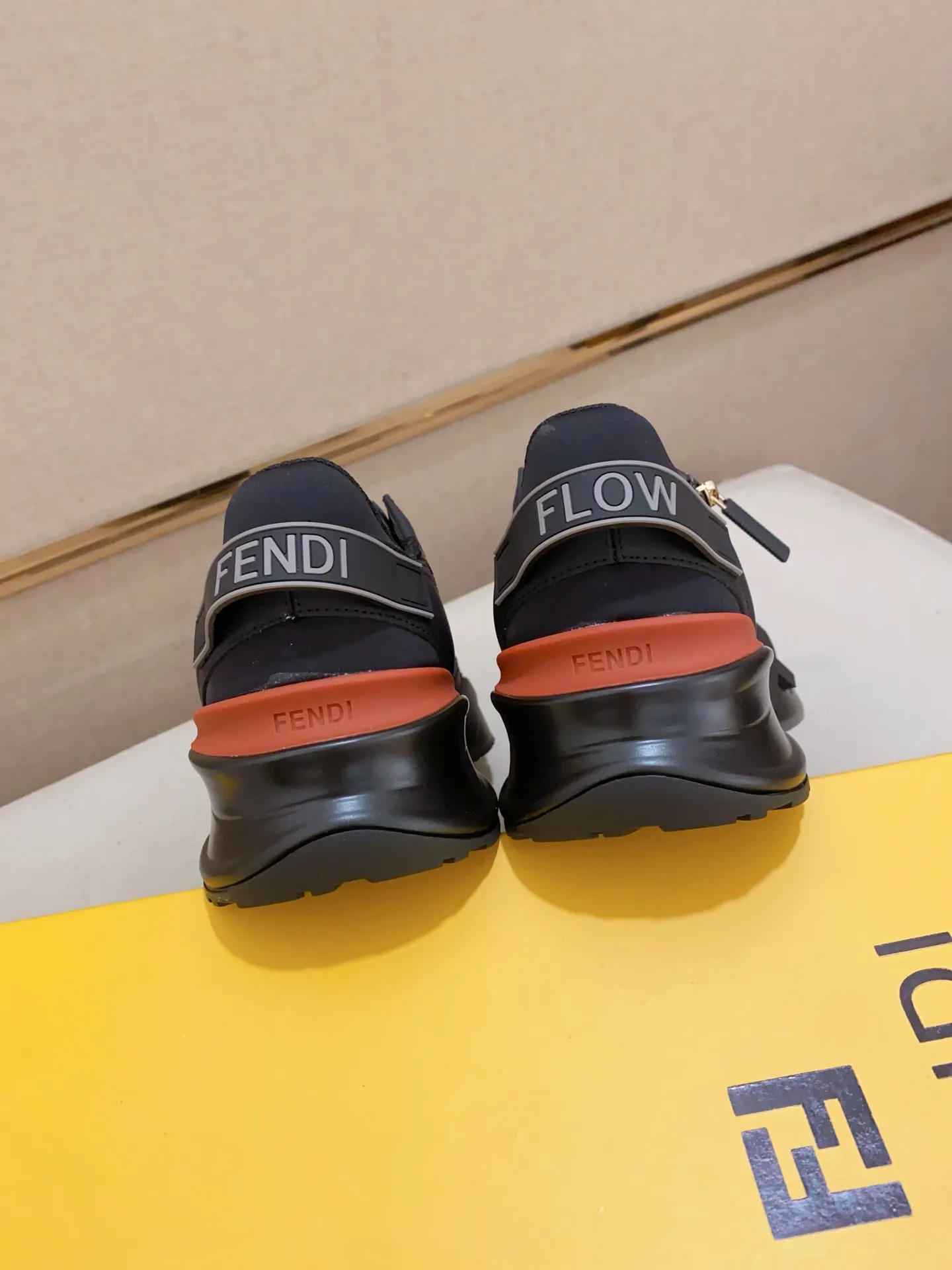 Men's shoes💰: 540💰(Higher version) [Fendi] Fendi's latest casual shoes for men! Available at counters simultaneously! A one-to-one replica of the original. Made entirely of imported top-grain calfskin, the interior is made of top-grain water-dyed cowhide, and the original factory-supplied rubber outsole. Leading new fashion concepts. Matching code: 38-44. 45 can be customized and non-returnable!